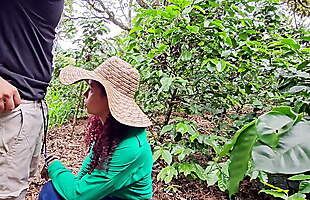 El granjero me follo entre sus arboles de café su esposa casi nos atrapa